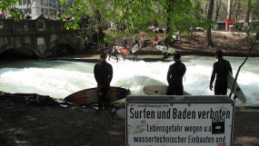 Surfers on the artificial river Eisbach in Englischer Garten in Munich. Photo: Patrick Stahl under Creative Commons license https://creativecommons.org/licenses/by/2.0/legalcode